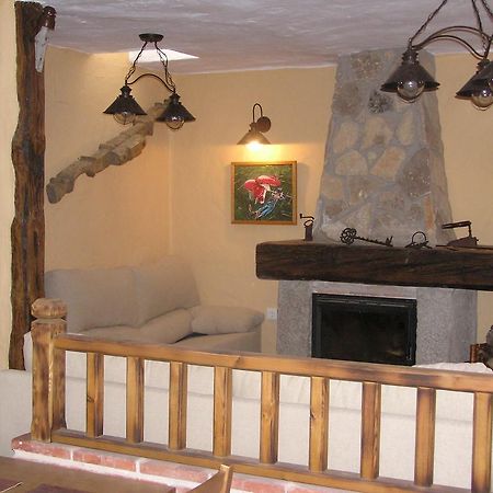 Hostal Rural Las Cuatro Calles Сан-Мартин-дель-Пимпольяр Экстерьер фото