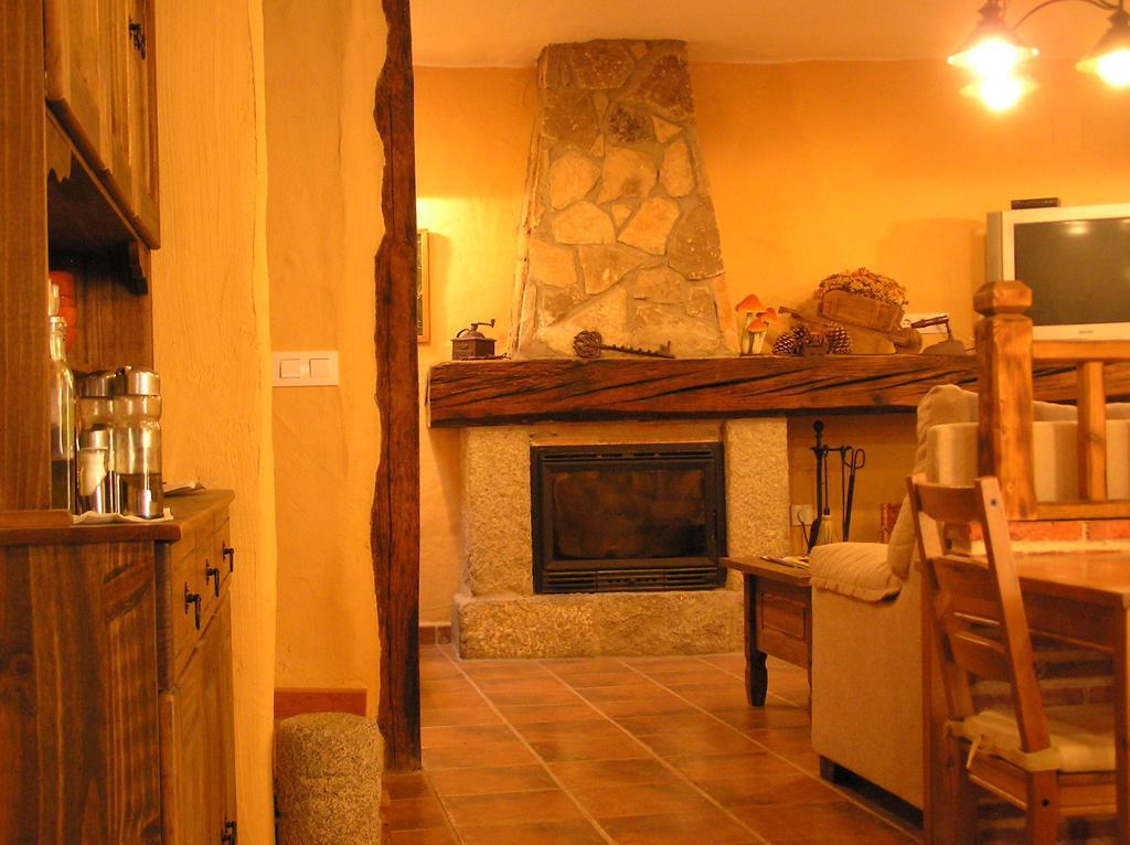Hostal Rural Las Cuatro Calles Сан-Мартин-дель-Пимпольяр Экстерьер фото