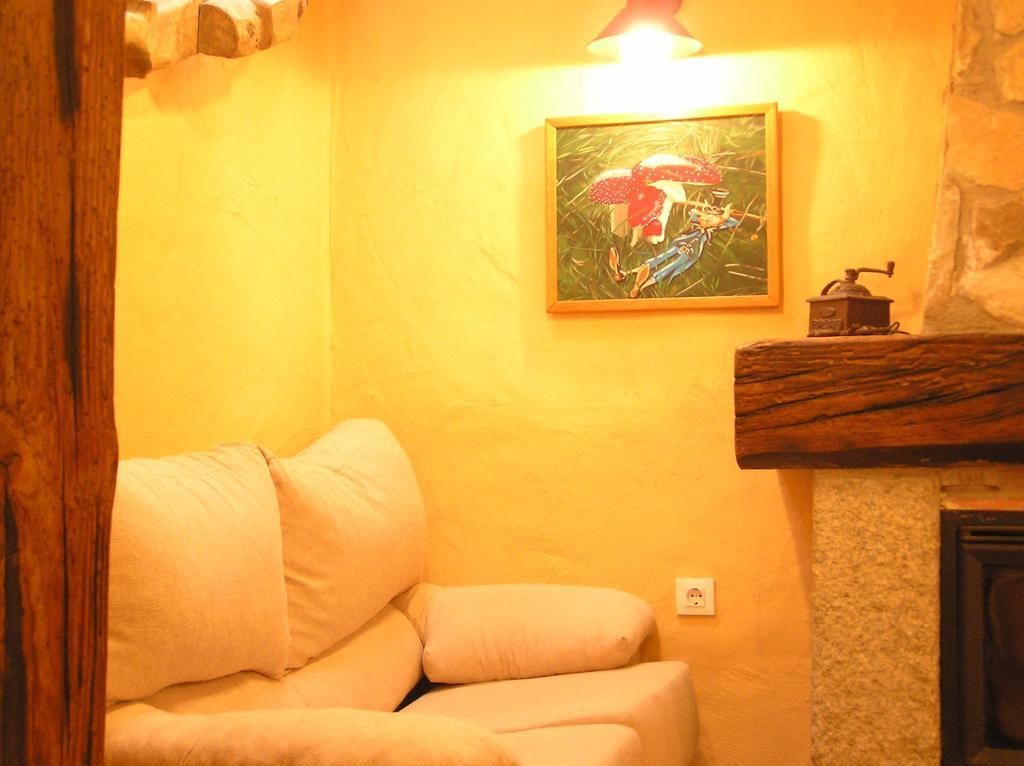Hostal Rural Las Cuatro Calles Сан-Мартин-дель-Пимпольяр Экстерьер фото