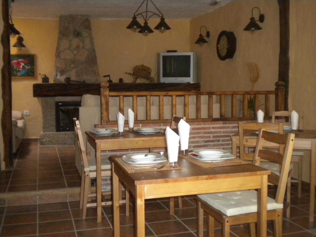 Hostal Rural Las Cuatro Calles Сан-Мартин-дель-Пимпольяр Экстерьер фото