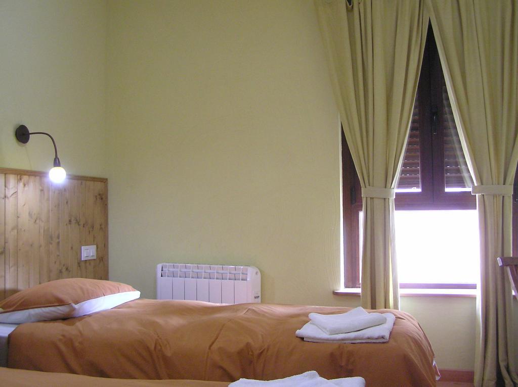 Hostal Rural Las Cuatro Calles Сан-Мартин-дель-Пимпольяр Экстерьер фото