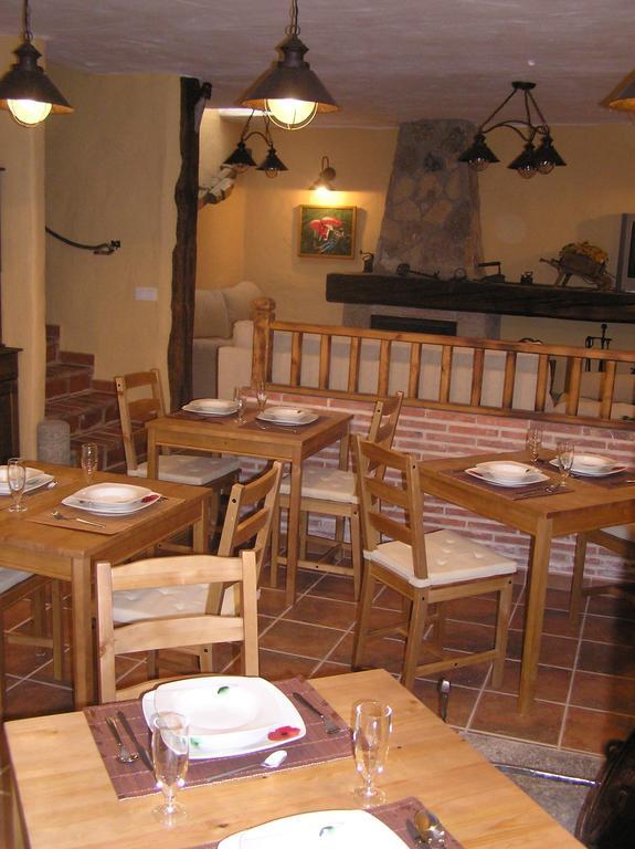 Hostal Rural Las Cuatro Calles Сан-Мартин-дель-Пимпольяр Экстерьер фото